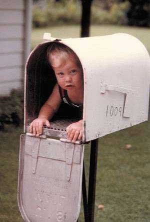 Chez nous cest la cigogne qui apporte les bébés, pas la poste.